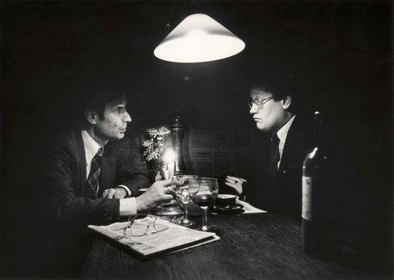 Dries van Agt en Hans Wiegel aan tafel in restaurant Le Bistroquet te Den Haag.