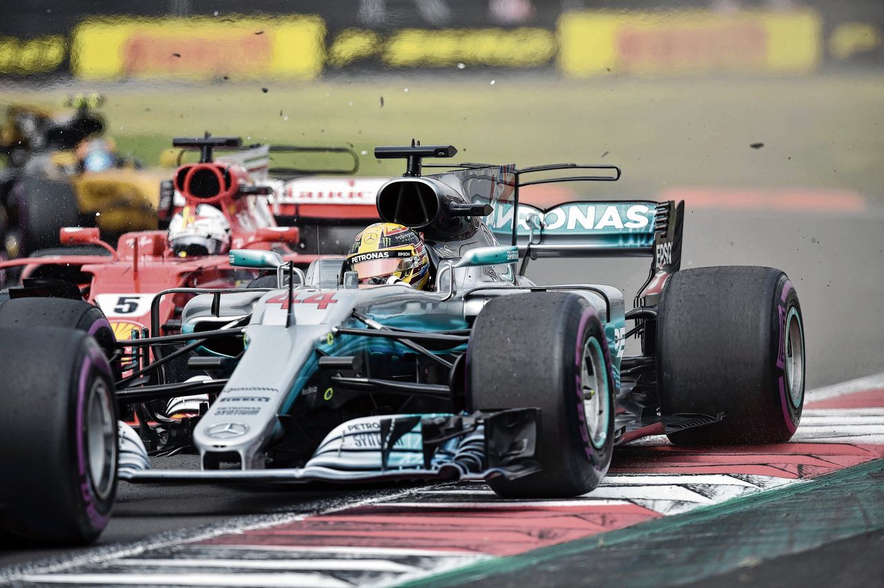 Lewis Hamilton kwam direct na de start in lichte botsing en moest met een kapotte band de pitstraat in.