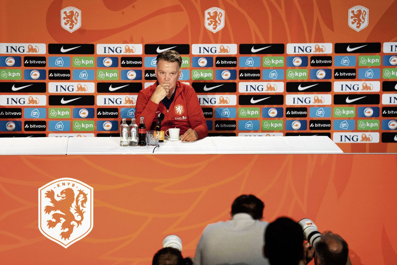 Bondscoach Louis van Gaal maandag tijdens een persconferentie van het Nederlands elftal in Zeist.