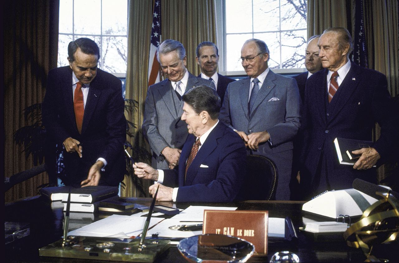 De Amerikaanse president Ronald Reagan ondertekende in 1987 een nieuwe begroting in het Witte Huis.