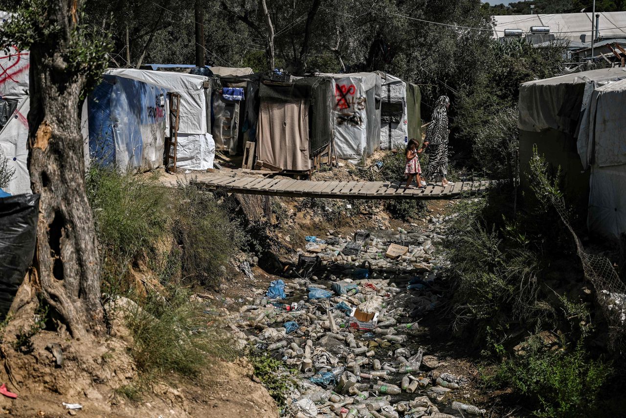 Tot 5 juli geldt een lockdown in verband met corona bij dit geïmproviseerd tentenkamp in de buurt van het vluchtelingenkamp Moria op het Griekse Lesbos.