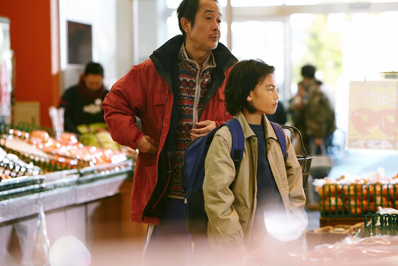 ‘Vader’ Osamu en ‘zoon’ Shota op strooptocht in ‘Shoplifters’.