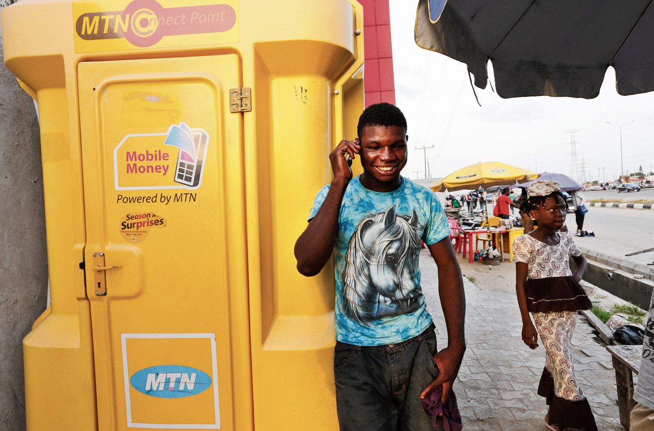 Nigeriaanse man bij een ‘connect point’ voor mobiele telefoons in Lagos, 2015.