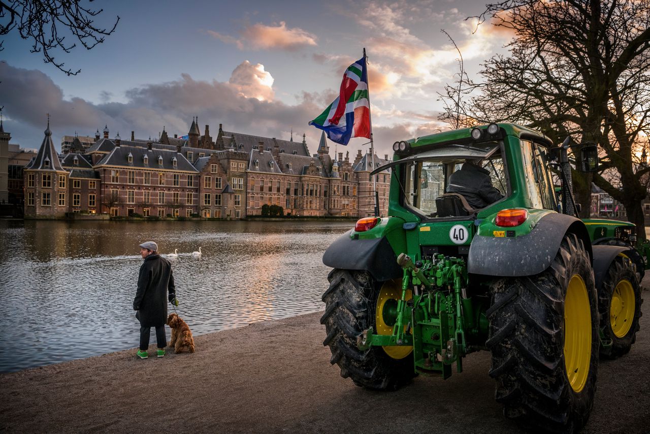 Boeren rijden met hun trekkers naar Den Haag.