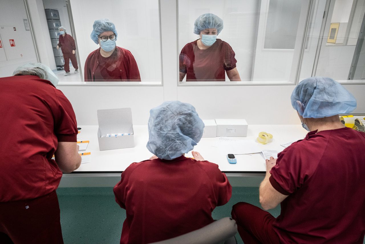In Groningen worden in 2021 in het UMCG coronavaccins verpakt en klaargemaakt voor verspreiding onder de verschillende ziekenhuizen in Noord-Nederland.