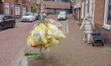 Plastic afval aan een paal in de Nieuwe Hilstraat Dordrecht. 