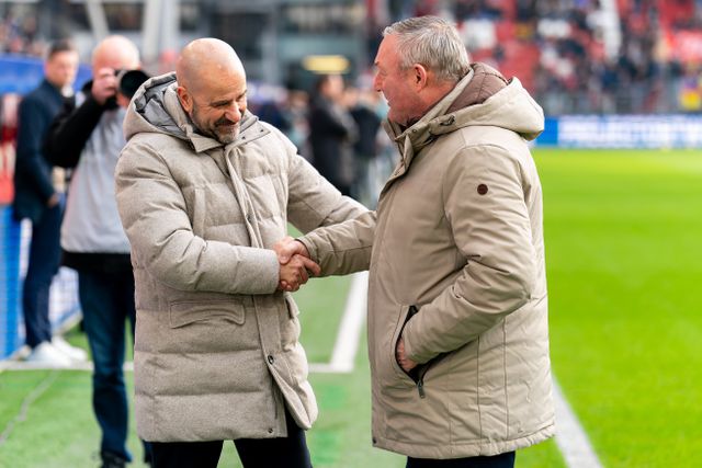 Peter Bosz groet zijn collega bij FC Utrecht, Ron Jans. 
