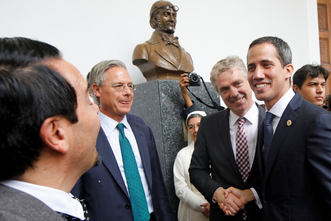 Ambassadeur Daniel Kriener schudt in februari de hand van parlementsvoorzitter en oppositieleider Guaidó.