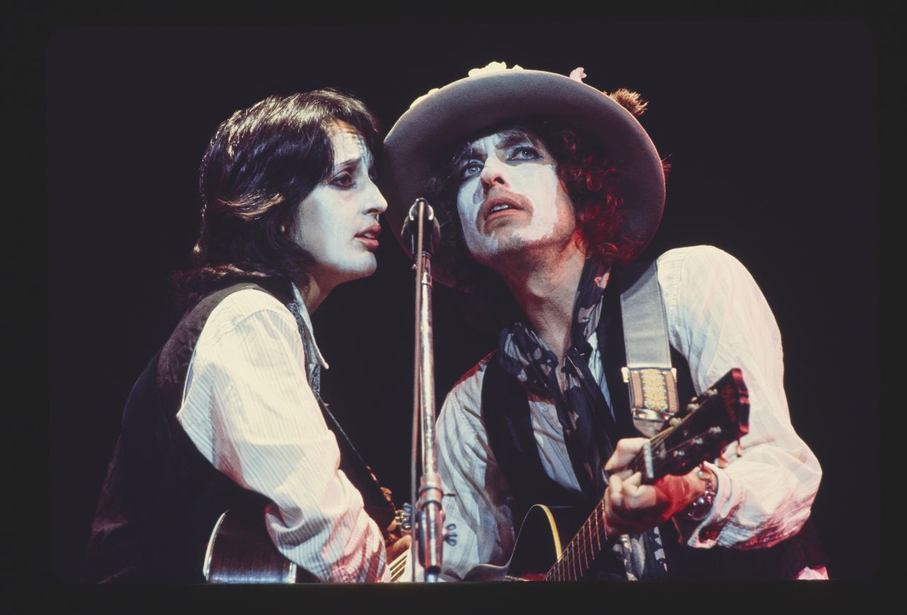 Bob Dylan met Joan Baez in de Rolling Thunder Revue, 1975.