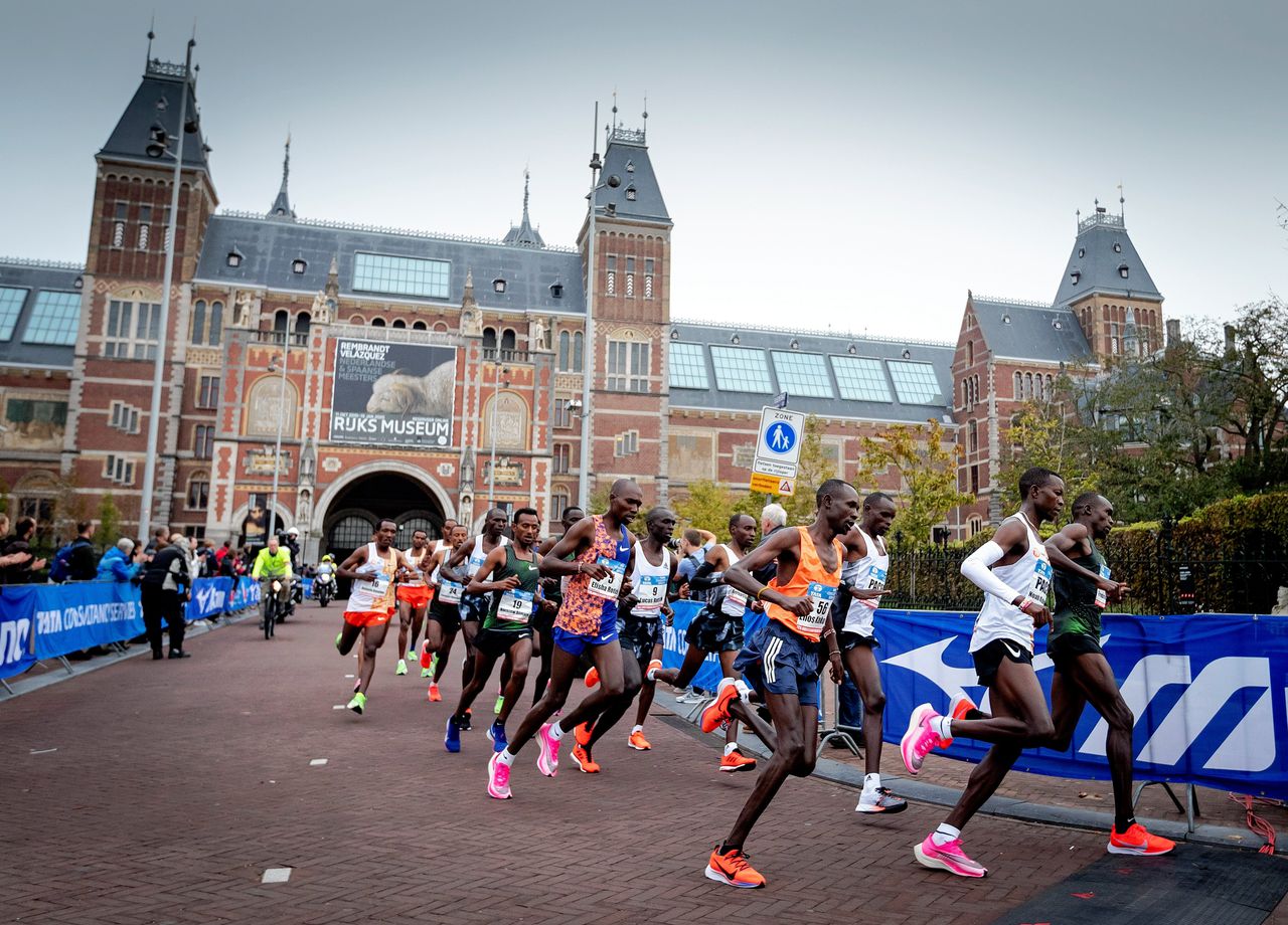De kopgroep passeert het Rijksmuseum tijdens de marathon van Amsterdam in 2019.