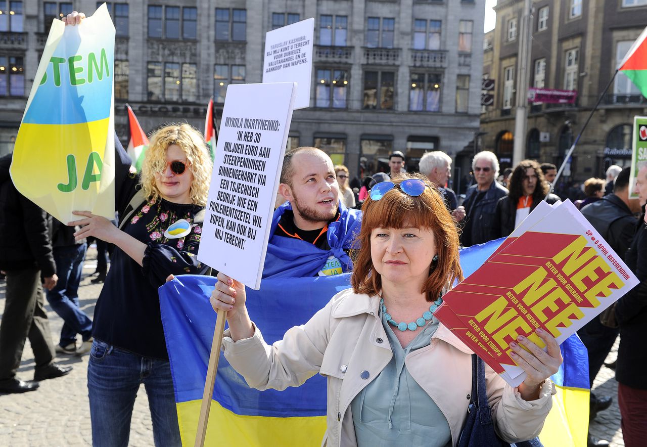 Voor- en tegenstanders tijdens de Maidam-manifestatie voor het associatieverdrag van de EU met Oekraïne, zondagmiddag op de Dam in Amsterdam.