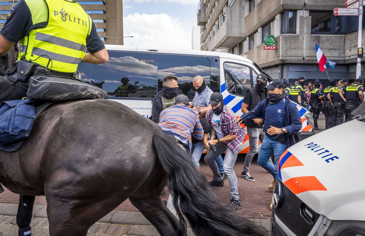 Agenten verrichten arrestaties bij een boerenprotest in Den Haag. De boeren voerden actie tegen de stikstofplannen van het kabinet.