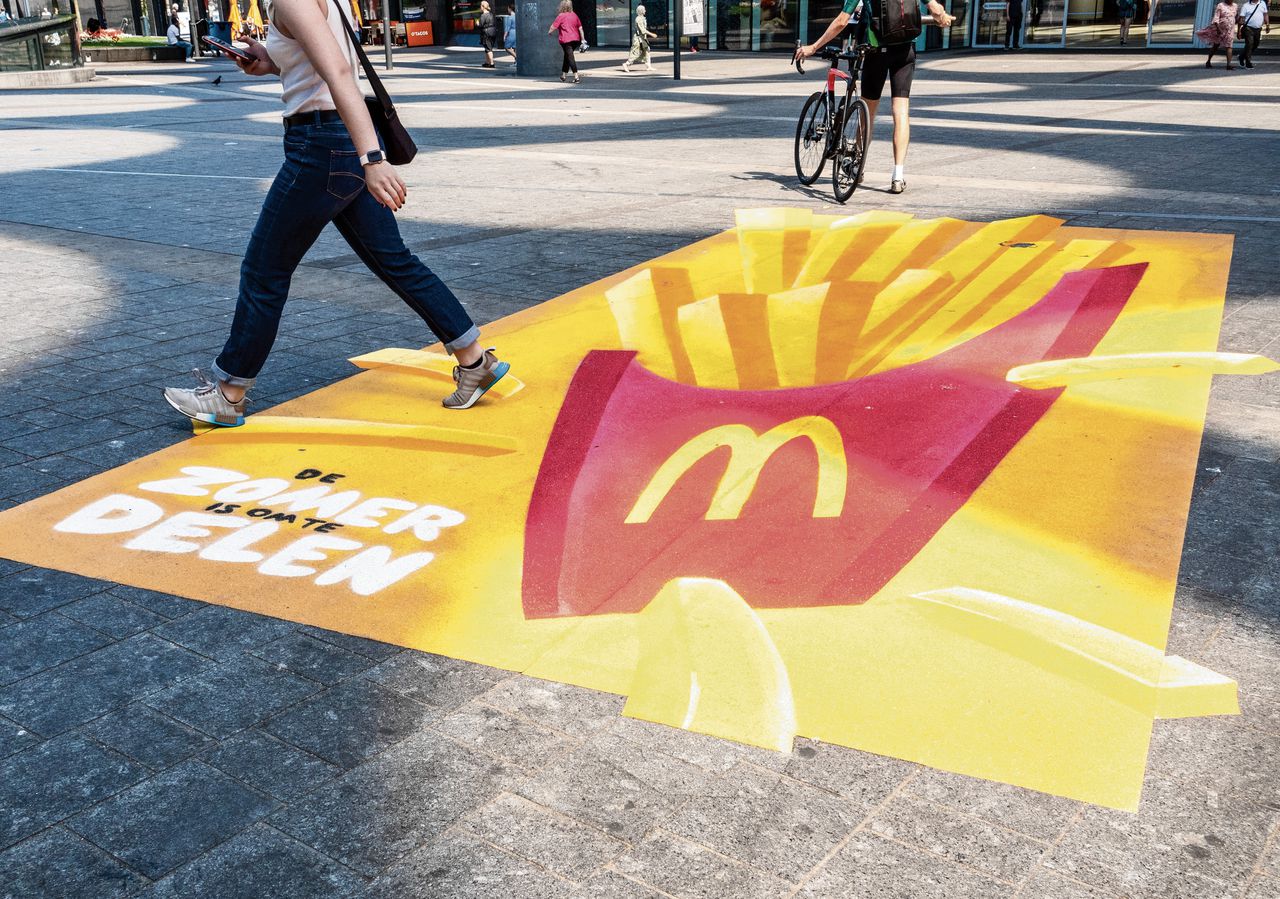 McDonald’s-reclame op de traverse tussen het Centraal Station en Hoog Catharijne in Utrecht.