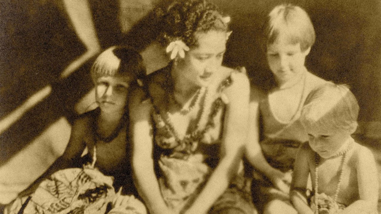 Samoaanse vrouw omgeven door de drie dochters van Robert J. Flaherty.