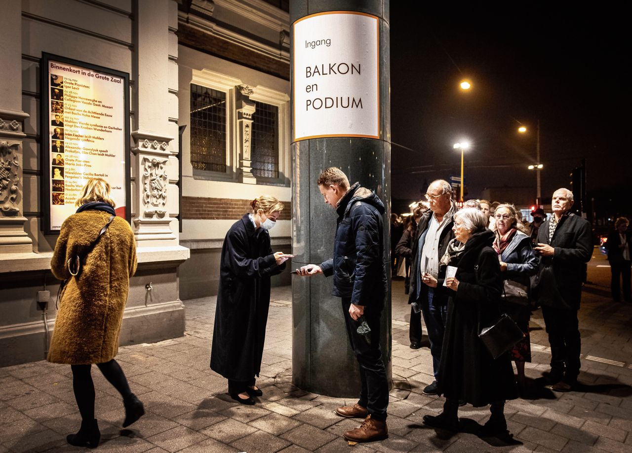 Bezoekers van het Concertgebouw in Amsterdam laten hun QR-code controleren.