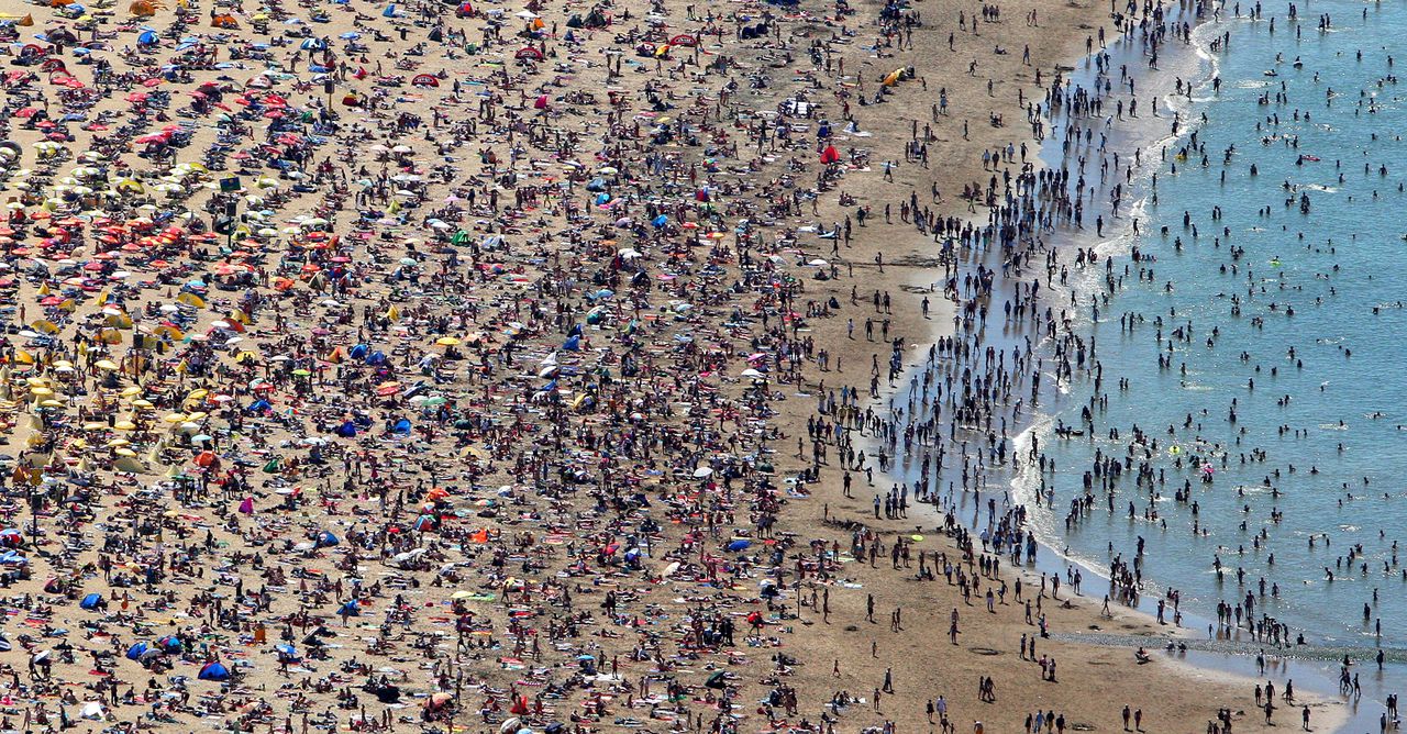 Mensenmassa op het strand van Scheveningen.