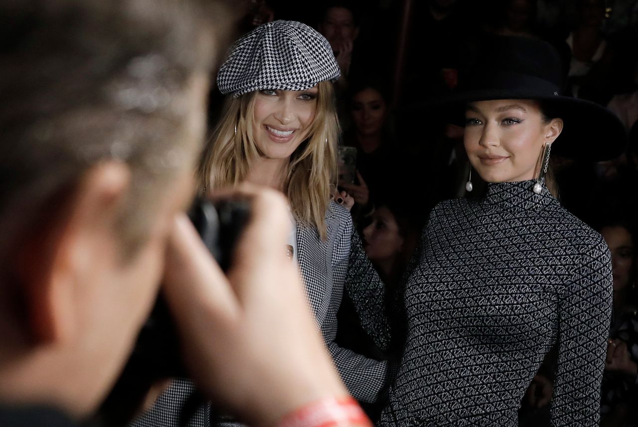 De modellen en zussen Bella (links) en Gigi Hadid poseren bij een modeshow in New York in 2019.
