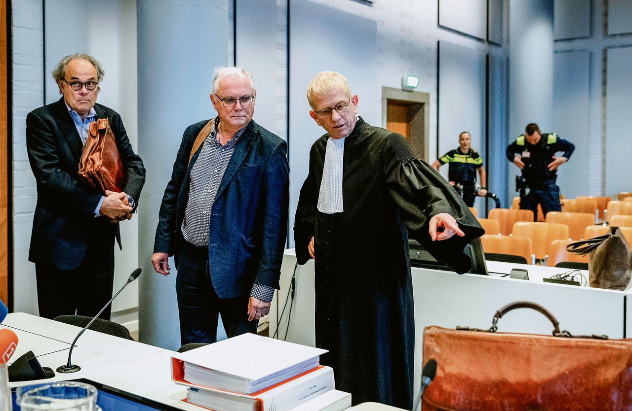 Bert Brunninkhuis (links), het boegbeeld van de 297 klagers die maandag de staat voor de rechter daagden.