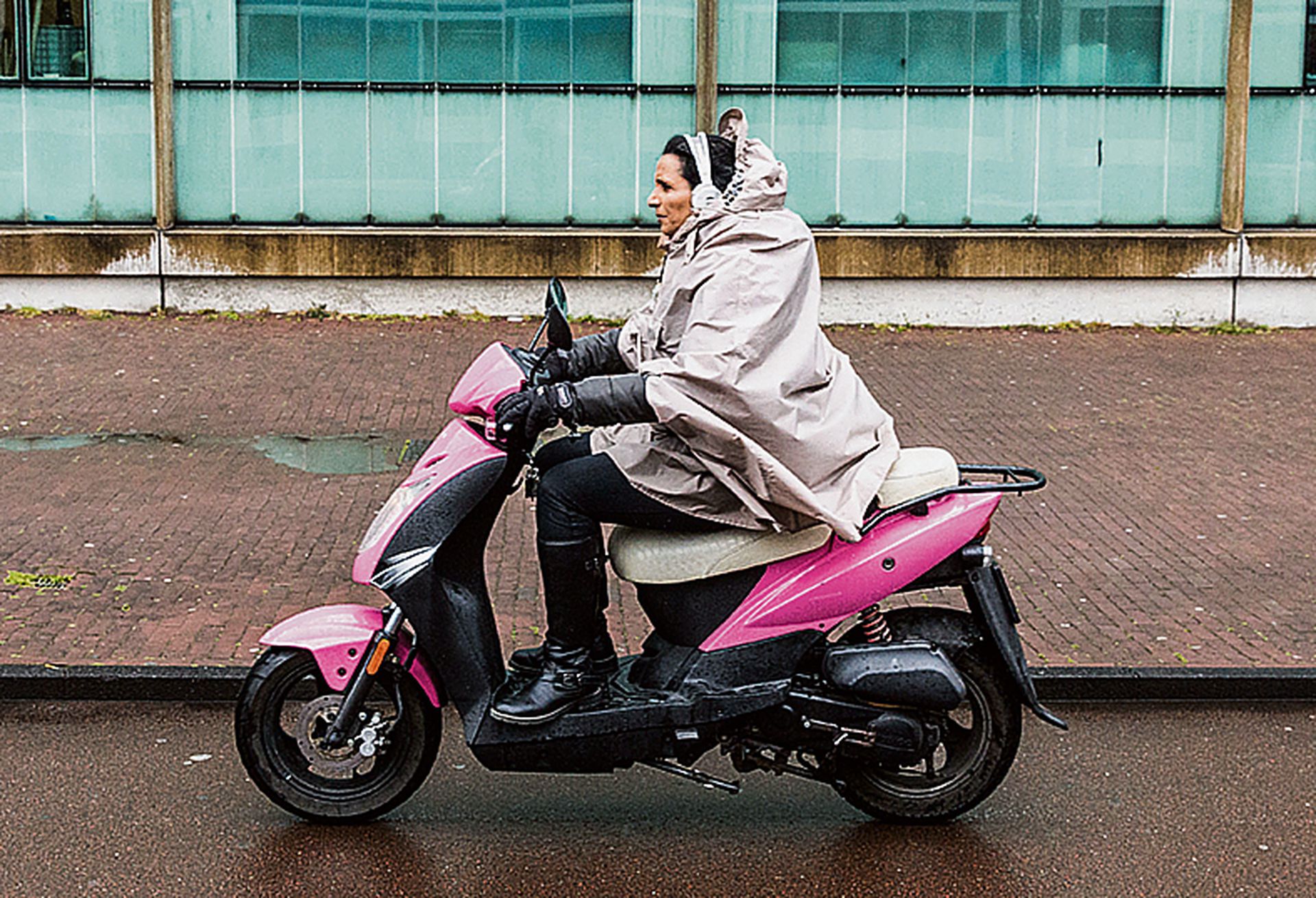 Op opgevoerde scooter rijden mag niet, maar opvoeren mag wél - NRC