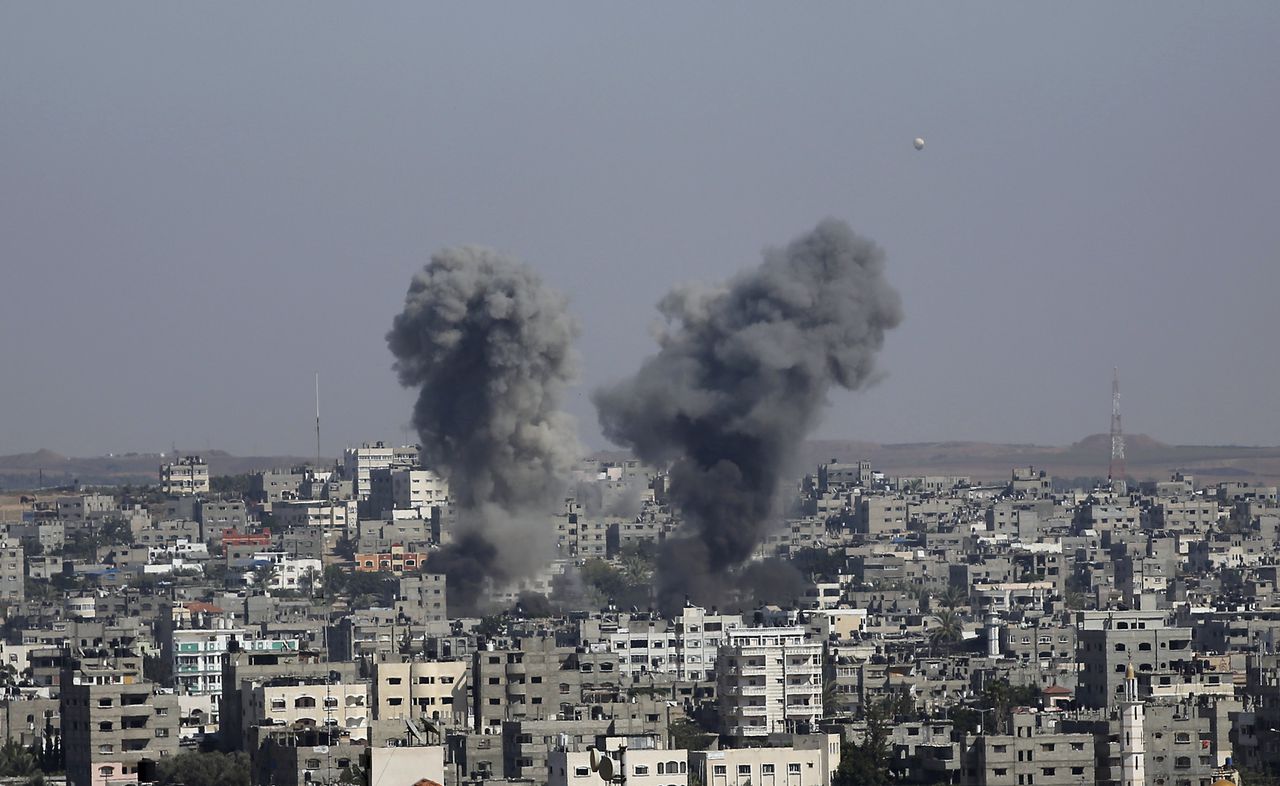 Rook stijgt op na een luchtaanval op Gaza-stad.