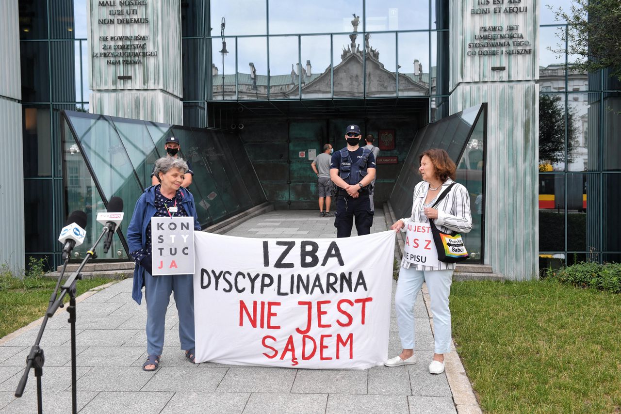 Een protest in Polen tegen de omstreden tuchtkamer.