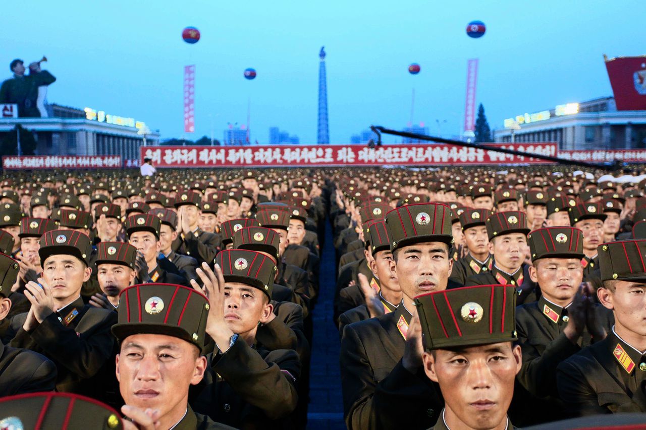 Soldaten vieren in Pyongyang de lancering van een eerste langeafstandsraket die in theorie Amerikaanse grondgebied moet kunnen raken.