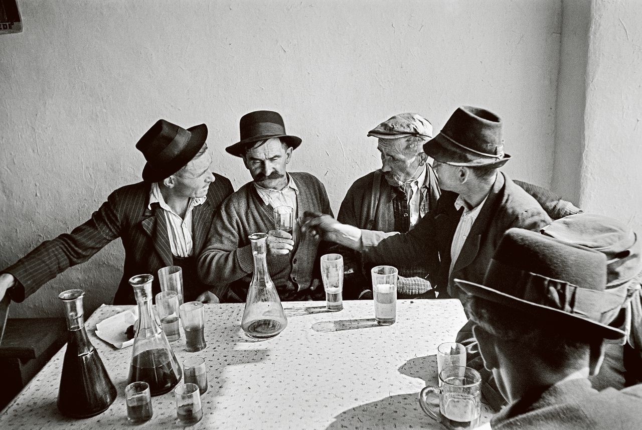 Mannen in een café op de Hongaarse poesta,1947