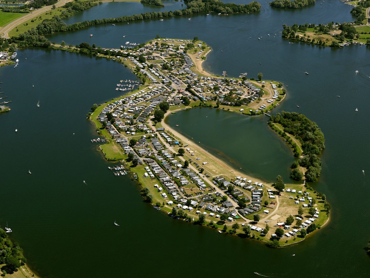 Luchtopname van het watersportgebied De Gouden Ham met het campingpark Het Groene Eiland.