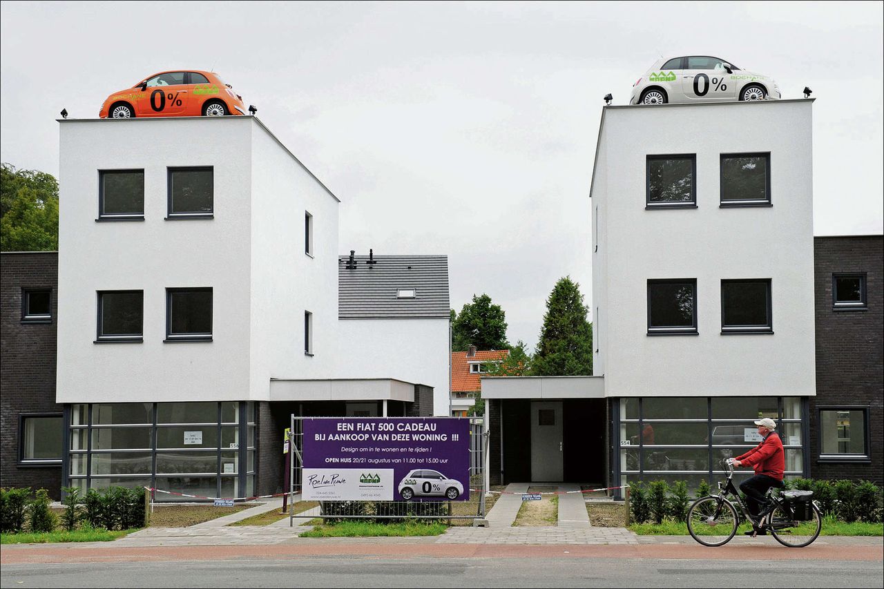 Bij aankoop van deze huizen in Nijmegen krijgt de koper de auto op het dak cadeau.