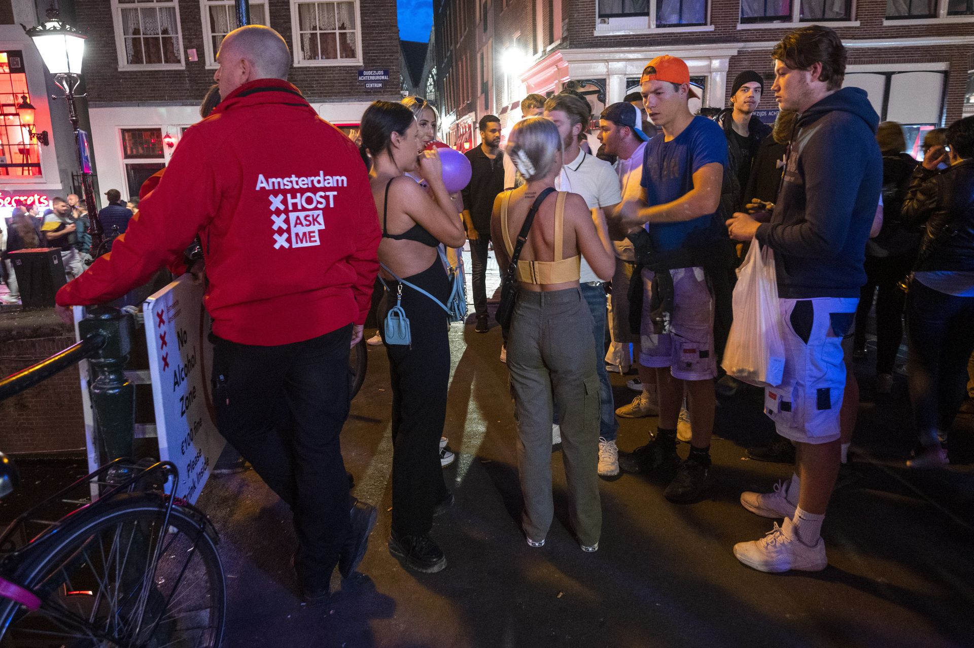 De Wallen afsluiten met toegangspoortjes tegen drukte een goed idee? NRC