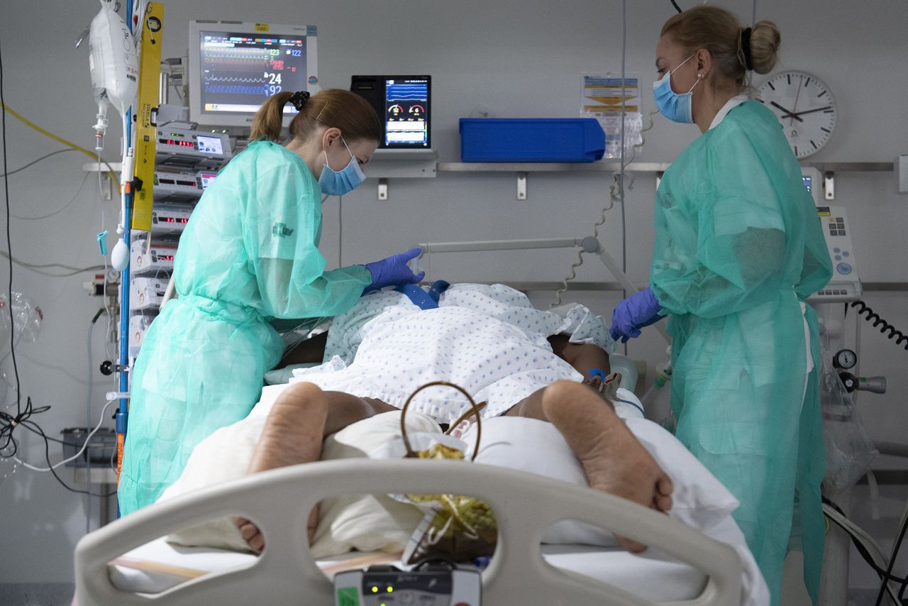 Intensive Care met coronapatiënt in Universiteitsziekenhuis in Lausanne, Zwitserland, eerder deze maand.