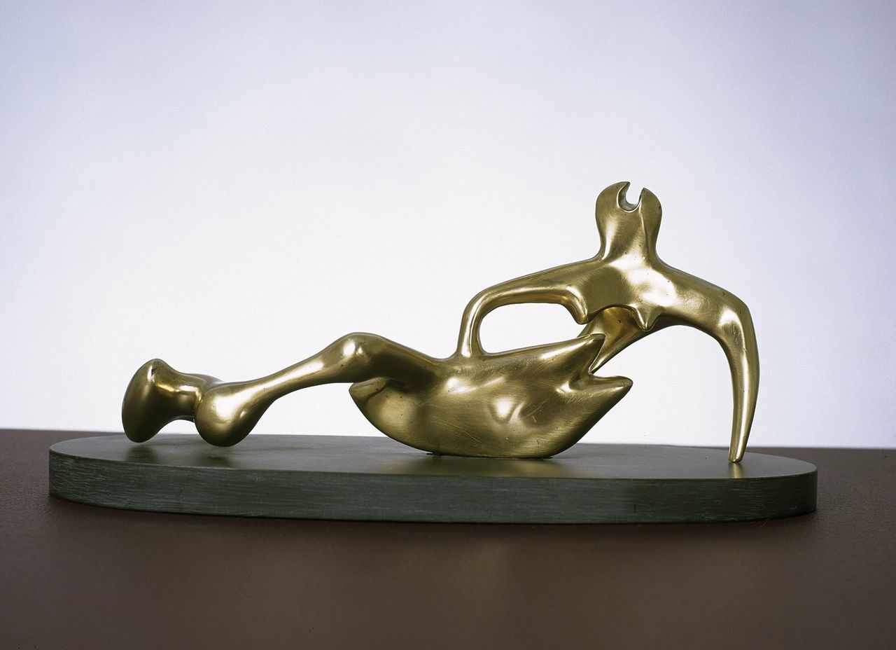 Henry Moores bronzen ‘Reclining Figure’ uit 1985.