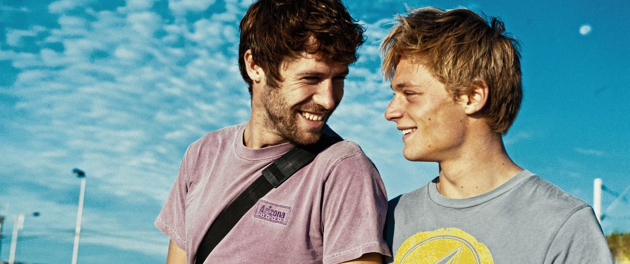 In Broers sleept Alexander (Niels Gomperts, links) zijn braaf studerende broertje Lukas (Jonas Smulders) mee op een impulsieve liftreis naar Frankrijk.