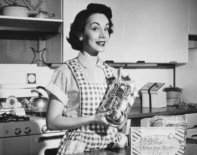 Reclamefoto met huisvrouw uit de jaren vijftig. De tradwife-beweging viert deze leefstijl en speelt die na. 