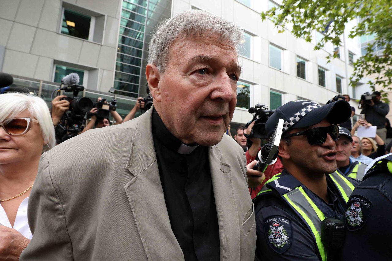 Kardinaal George Pell verlaat dinsdag de rechtbank van Victoria in Melbourne.