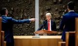 Geert Wilders (PVV) debatteert in de Tweede Kamer met Stephan van Baarle (Denk) en Rob Jetten (D66). Foto Bart Maat 