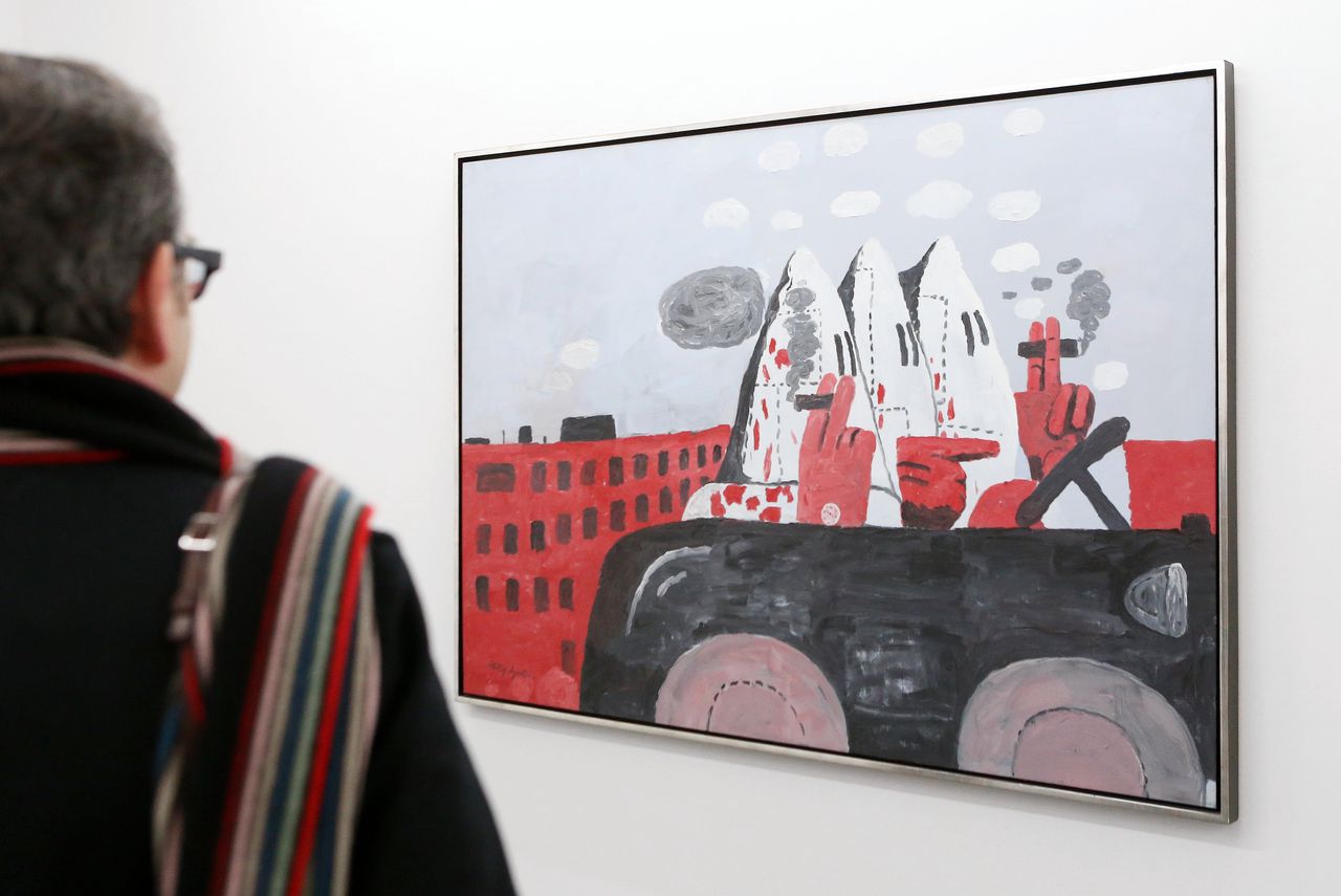 Een bezoeker bekijkt het werk ‘Riding Around’ van de Amerikaanse schilder Philip Guston (1913-1980) op een expositie in Duitsland in 2014.