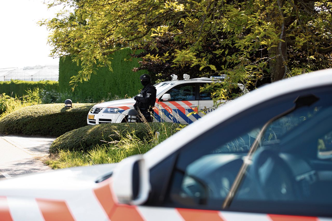 Bij een inval in een woonhuis in De Kwakel vond de politie bijna 3.000 kilo cocaïne en ruim 11 miljoen euro.