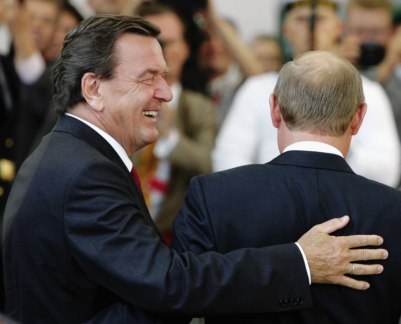 Oud-kanselier Schröder zorgde goed voor zichzelf – én voor Poetin 