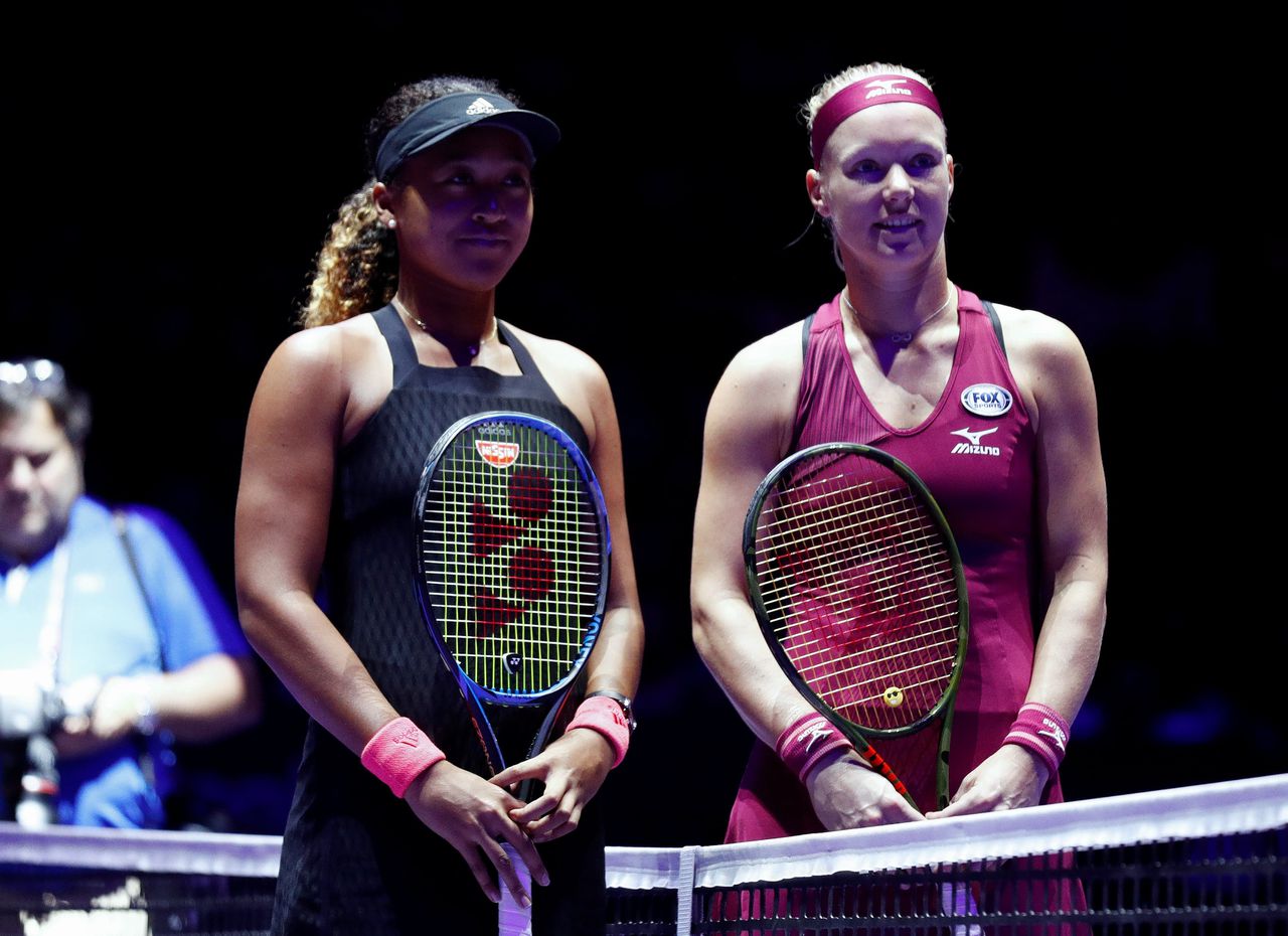 Kiki Bertens (rechts) naast Naomi Osaka (links) voorafgaand aan de groepswedstrijd van de WTA Finals in Singapore.