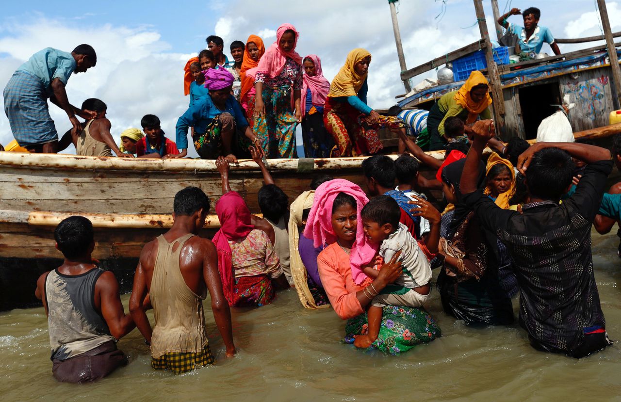 Rohingya-vluchtelingen hebben met een boot Bangladesh bereikt.