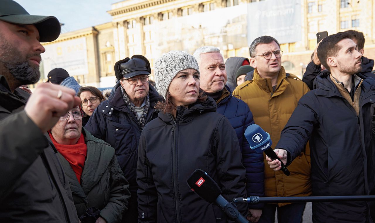 De Duitse minister Annalena Baerbock (midden) en haar Oekraïense collega Dmytro Koeleba in Charkov op 10 januari.