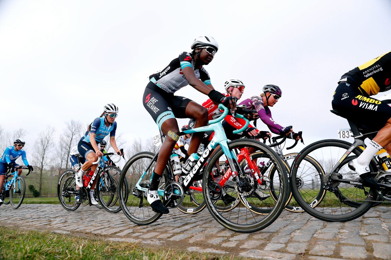 Teniel Campbell schrijft in de Omloop Het Nieuwsblad onbedoeld wielerhistorie 