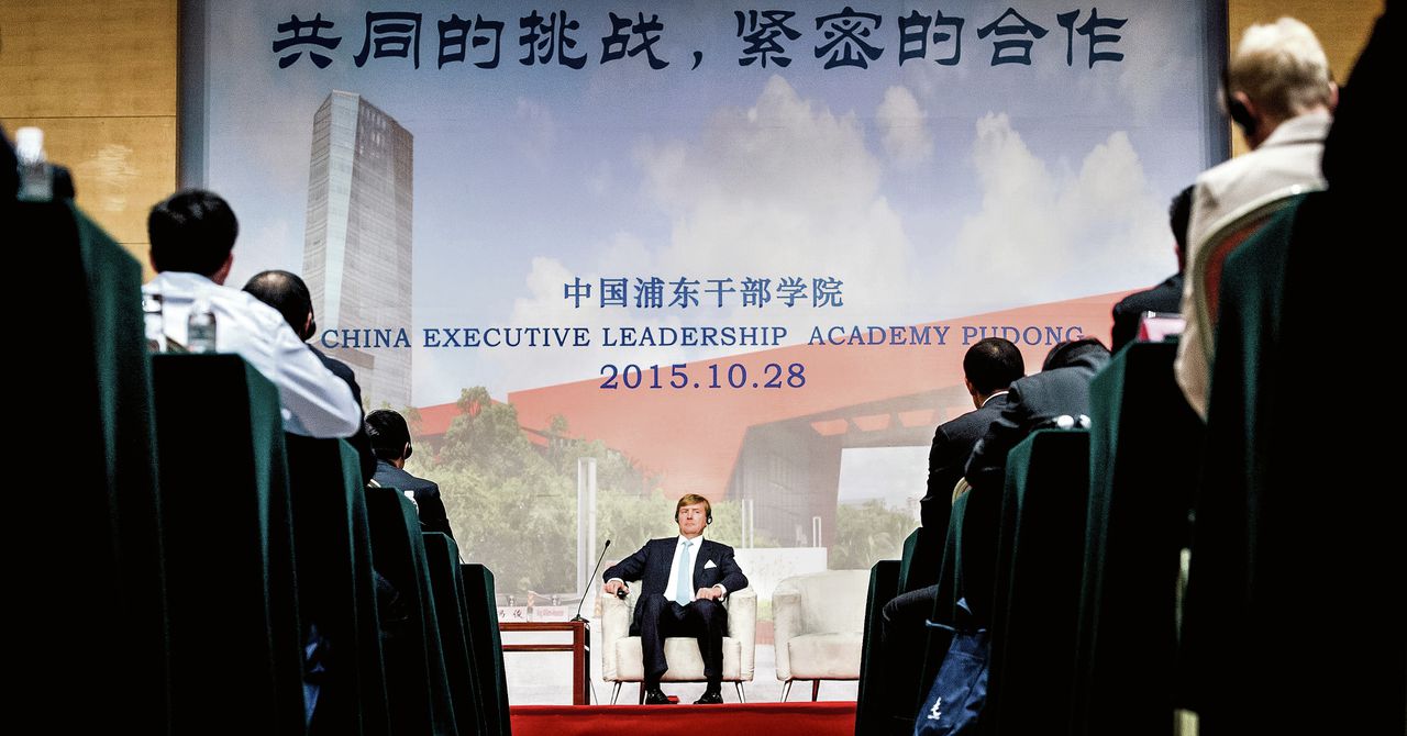 Koning Willem-Alexander sprak vanochtend in Shanghai studenten van de China Executive Leadership Academy Pudong (CELAP) toe tijdens de vierde dag van het staatsbezoek aan China.