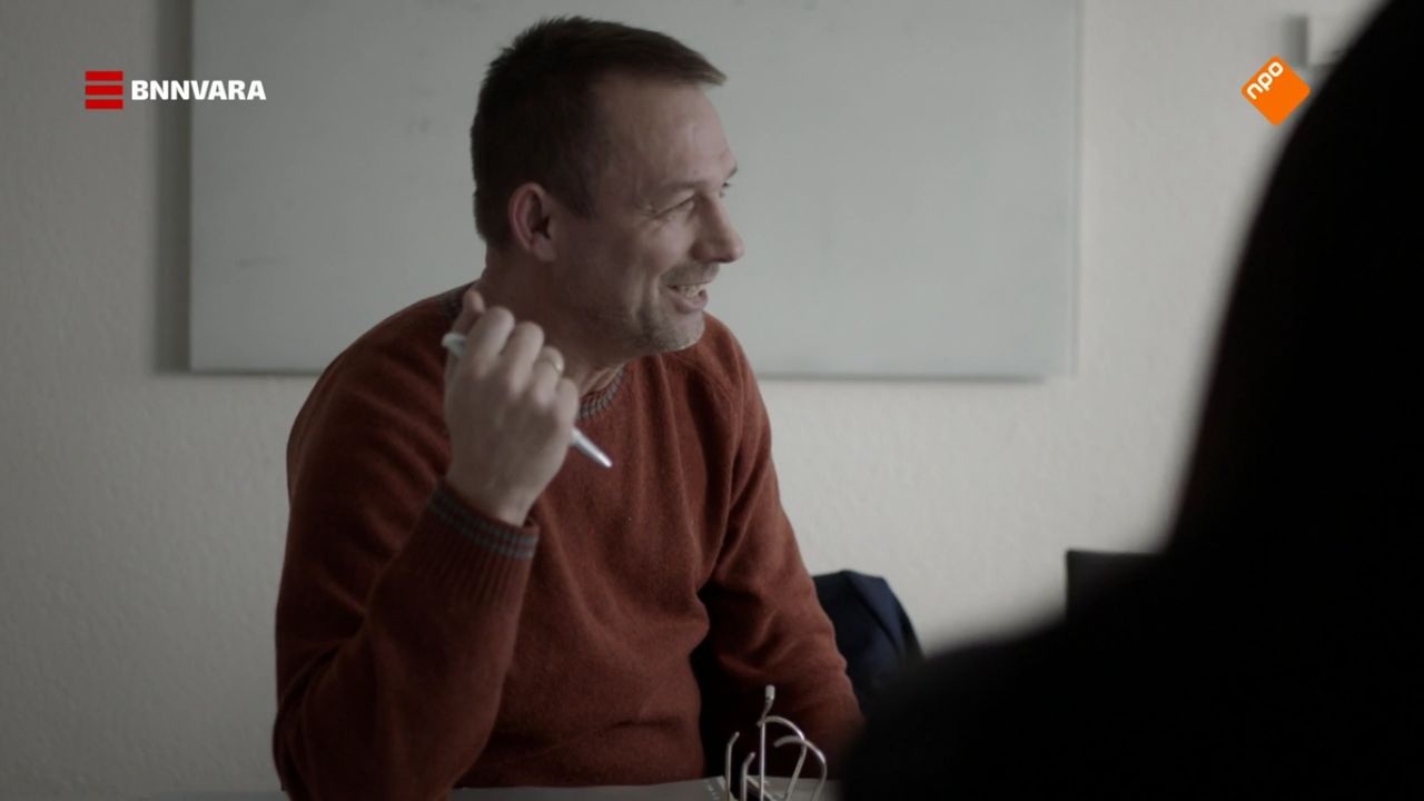 Vrijwilliger Willem Los in gesprek met Van Dijk Schoolboeken in De Schuldmachine.