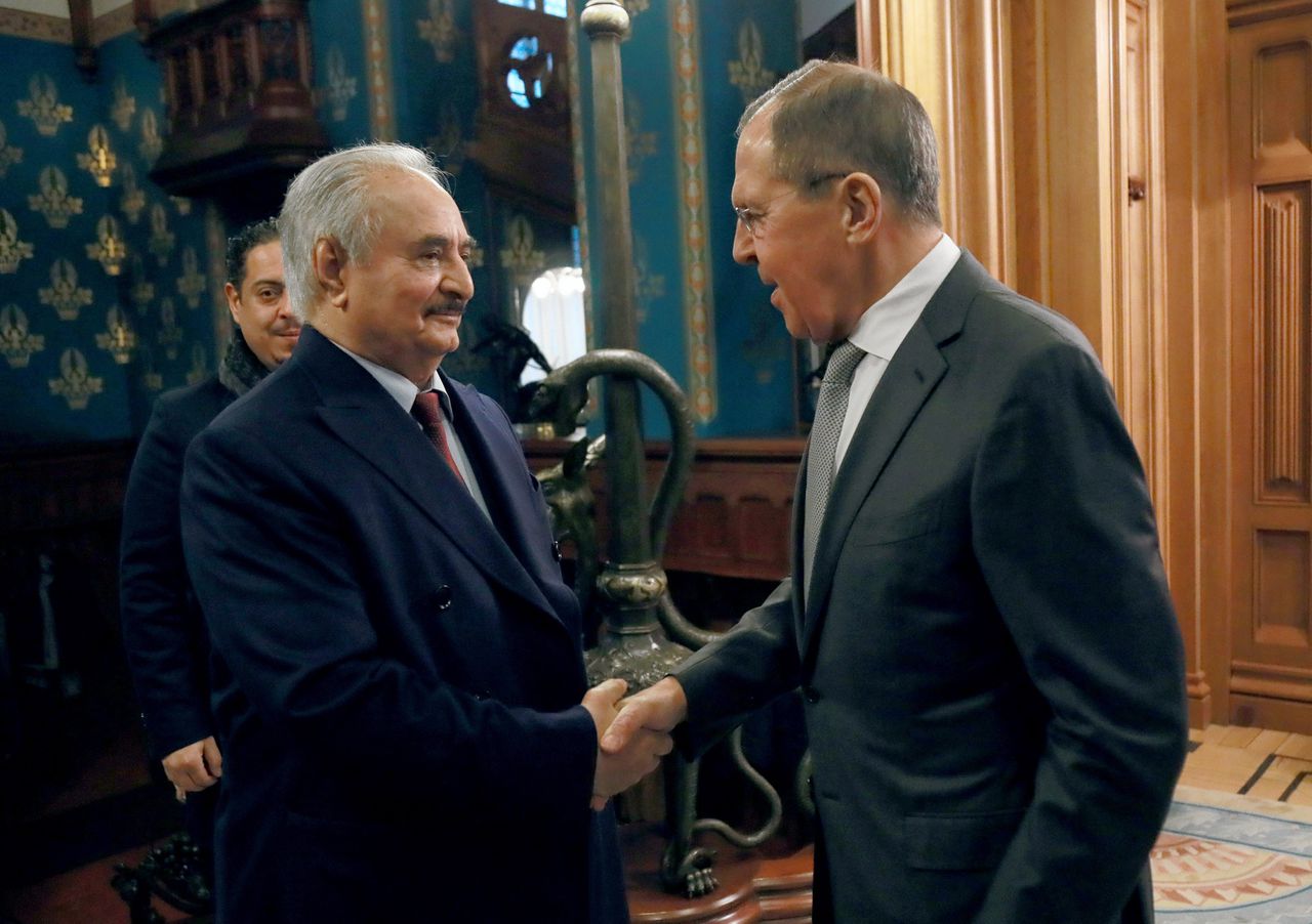 Generaal Haftar (links) schudt de hand van de Russische minister van Buitenlandse Zaken Lavrov.