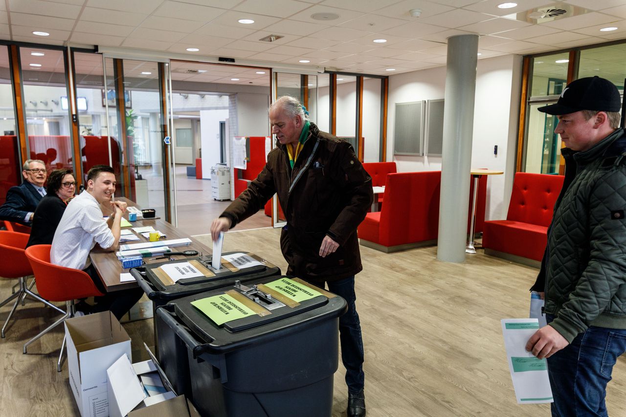 Het stemlokaal in het gemeentehuis van Steenwijk.