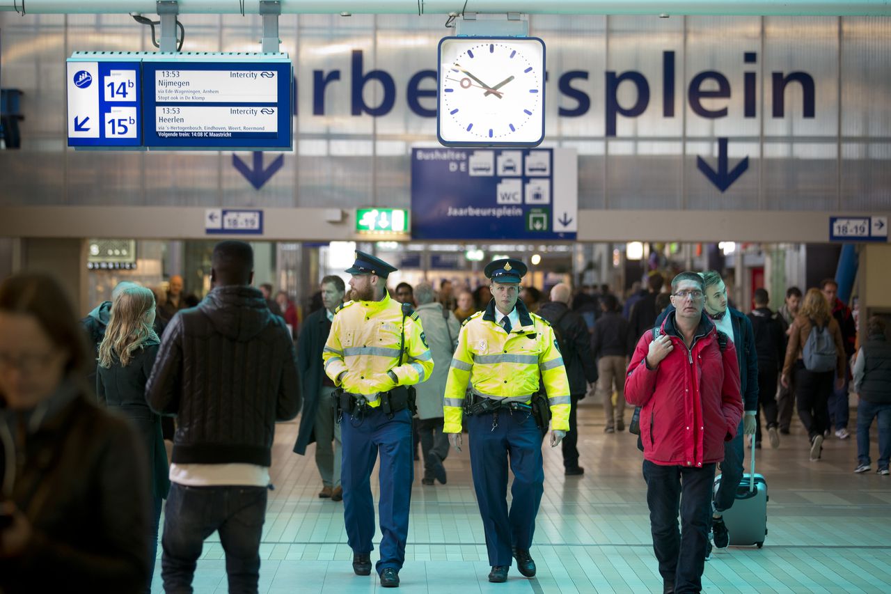 Politieagenten surveilleren op station Utrecht Centraal. De politie in Nederland is extra waakzaam op drukke plekken.