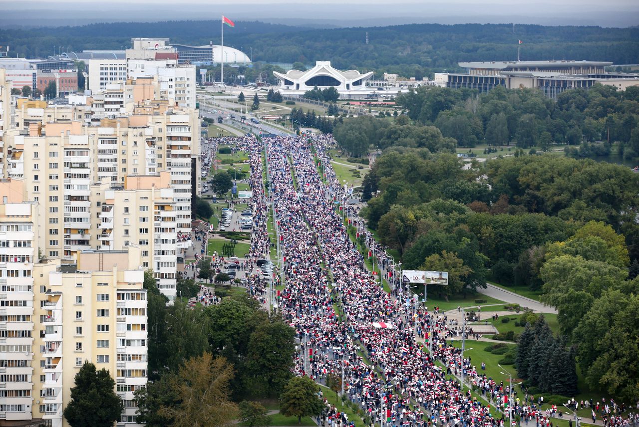 In de Wit-Russische hoofdstad Minsk zouden naar schatting honderdduizend mensen protesteren.