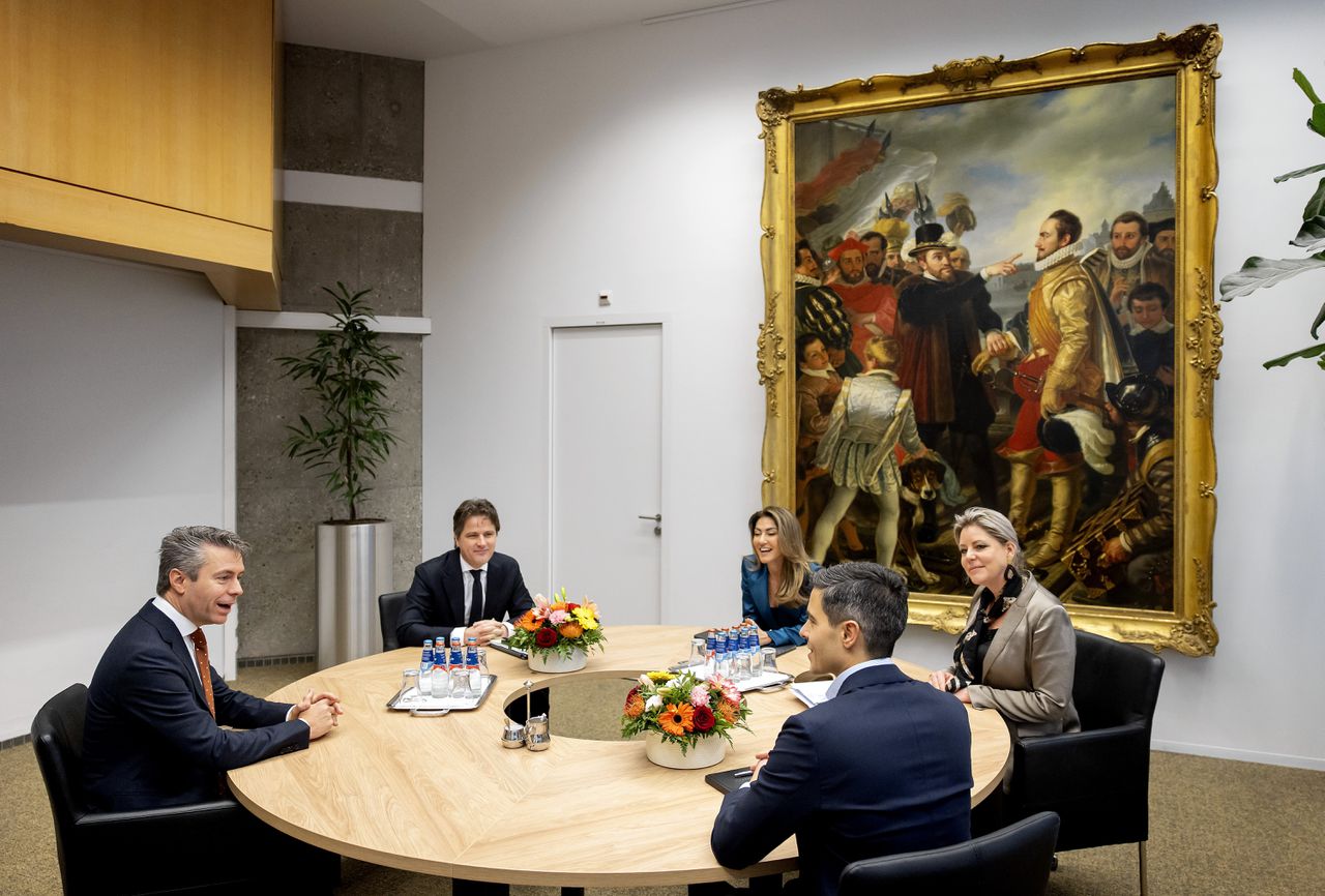 De formatie gaat óók over de lange tenen van de oppositie